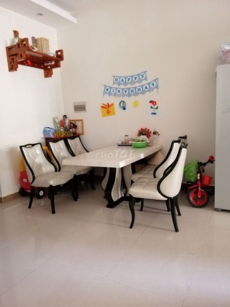 Cho thuê CHCC Era Town thiết kế 2 phòng ngủ 3 toilet, phòng bếp, phòng khách view sông, logia