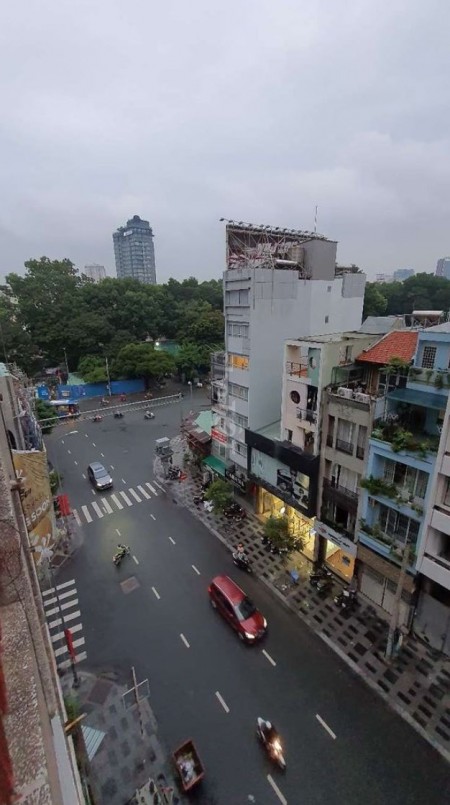 Quận 1 cho thuê căn hộ chung cư cách chợ Bến Thành 200m2 giá rẻ 5 tr/ th