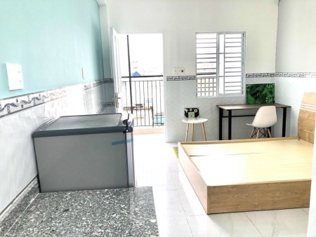 Căn hộ Ban công lầu cao, thoáng mát, có sân phơi riêng ngay Etown Cộng Hòa. Full nội thất