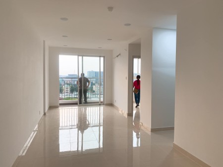 Cho thuê căn hộ mới Cộng Hòa Garden lầu cao view sân bay, hoàn thiện cơ bản chỉ 11tr/th. 0979 809060