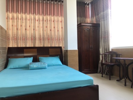 Phòng ban công cửa sổ đầy đủ nội thất Vĩnh Hội Q4