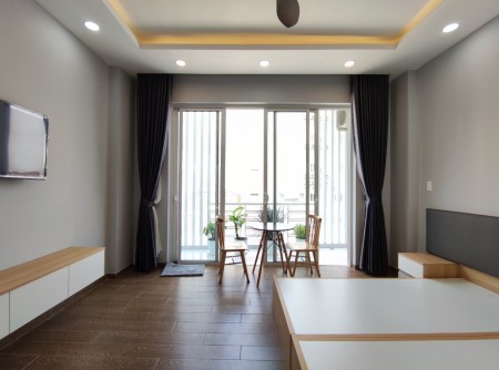 Căn Hộ Full Nội Thất Cách Sân Bay 50m Có Ban Công View Sân Bay