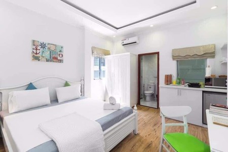 Cho thuê căn hộ Dịch vụ Quận 1, ban công, ở Đề Thám, gần Bùi Viện, 25m2, siêu xinh