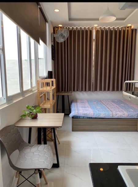 Căn hộ view xinh, đường Nguyễn Cảnh Chân, Quận 1, gần Bùi Viện, phòng đầy đủ tiện nghi.