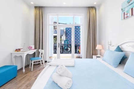 Cho thuê căn hộ Đề Thám, Full nội thất, Ban công rộng, Cửa sổ, Gần phố đi bộ Bùi Viện Quận 1