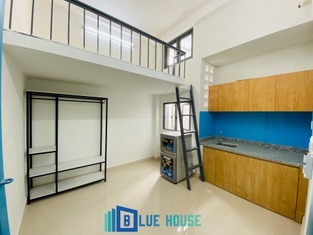Căn hộ Gác rộng, Cửa sổ + Nội thất đẹp mới. Ngay Phạm Ngọc Hầu, 20m2, 1 phòng ngủ, 1 toilet