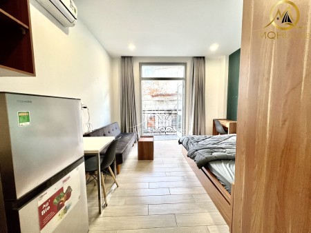 Căn hộ Bình Thạnh ban công, thiết kế sang trọng, sàn gỗ tiện đi Q1