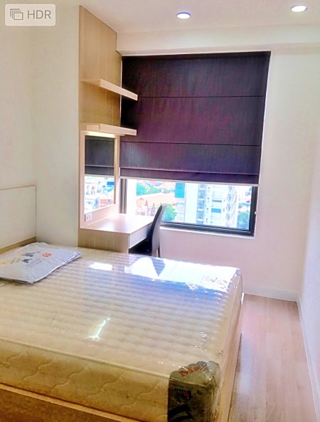 Cần cho thuê căn góc 2pn tại Kingston Residence, 77m2, tầng trung có bồn tắm, giá 17.3 triệu/tháng