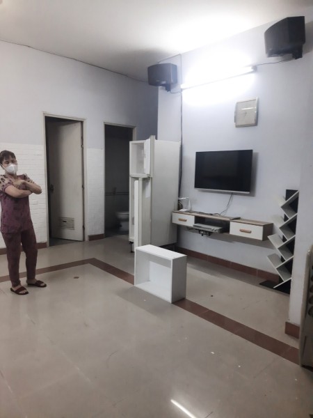 Cho thuê nhanh căn hộ 312 Lạc Long Quân, dt 68m2, 2pn, 2wc, giá 7tr5. LH: 0384015896