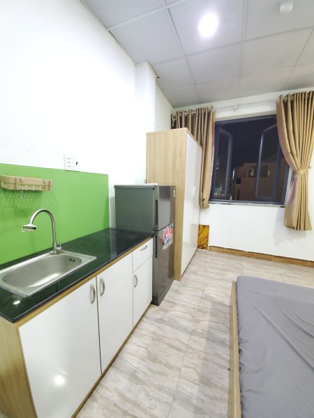 Căn hộ dịch vụ đầy đủ nội thất cửa sổ lớn thoáng mát đây mọi người ơi.