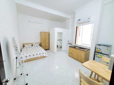 Căn hộ mini full nội thất, Cửa sổ to thoáng ngay Etown Cộng Hòa