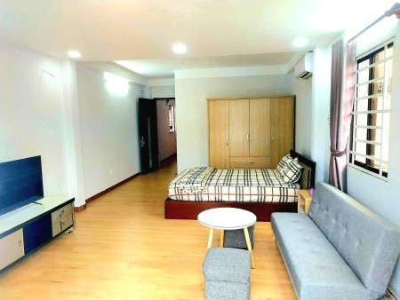 Căn hộ ban công view Hồ Bơi, rộng 40m2, Full nội thất cao cấp