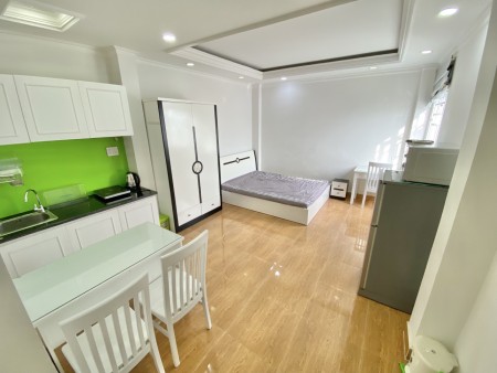 Căn hộ Cách Mạng Tháng 8 full nội thất cửa sổ ánh sáng tự nhiên gần ngã sáu Dân Chủ