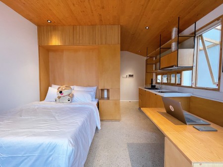 Cho thuê căn hộ Studio full nội thất, thiết kế tông gồ trầm ấm. Gần Nhà Thờ Đức Bà