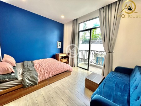 Căn hộ có ban công cửa sổ, view các tòa nhà đẹp khi về đêm. Lh0886 939 959