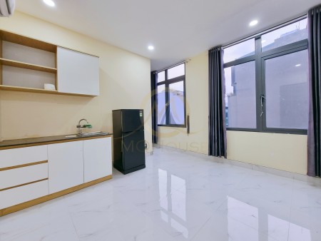 Căn Hộ Full nội thất có Ban Công_Mặt tiền đường Quận 3