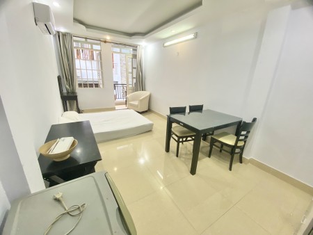 Cho thuê căn hộ 2 phòng ngủ giá rẻ có ban công ở Etown Cộng Hòa Tân Bình