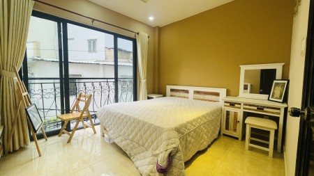 CHDV có cửa sổ lớn full NT Trần Hoàng Diệu - Quận 3