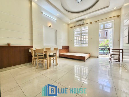 Căn hộ 1 PN gần sân bay có ban công cửa sổ lớn đón gió, giá tốt, nhận hỗ trợ cọc giữ phòng.