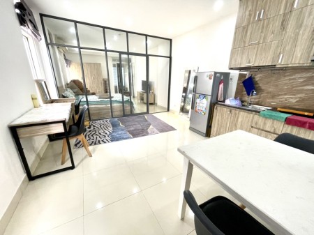 Cho thuê căn hộ 1 giường có cửa sổ kế bên đại học luật