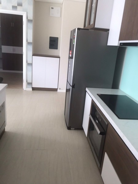 Mới ra lò căn hộ cho thuê 2 pn có nội thất sang trong, view ban công ngắm hồ bơi ở đảo Kim Cương Q2