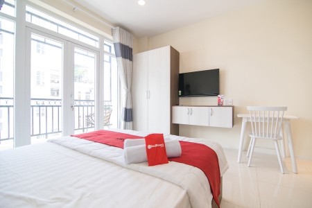 Căn hộ Bancon + cửa sổ ngay cầu Hàng Xanh, Bình Thạnh