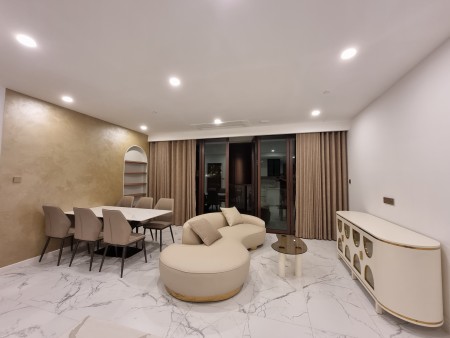 Cho thuê căn 2PN The Metropole view nội khu mát mẻ giá cực tốt