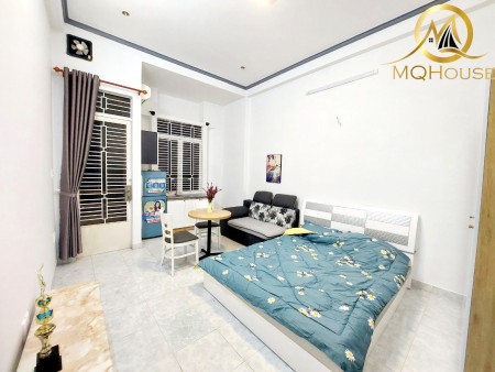 Căn hộ studio có balcon và máy giặt riêng ngay Quận 1