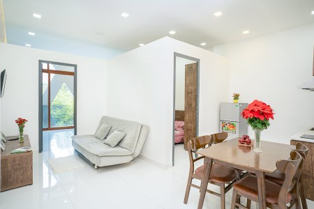 Căn hộ 2PN đẹp lung linh ngay trung tâm có ban công, lh 0906657345