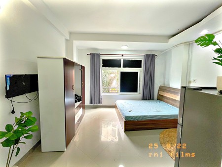 Cho thuê căn hộ Studio bếp xa giường, có cửa sổ lớn thoáng mát, ban công nhỏ, giá siêu hạt dẻ