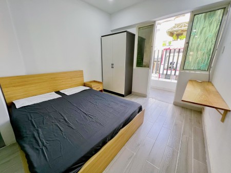 Căn hộ có ban công 1 phòng ngủ, gần khu ăn uống sầm uất, full nội thất.