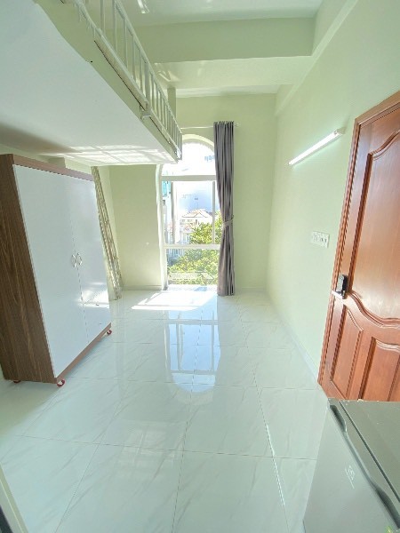 Căn hộ có gác, cửa sổ lớn view công viên trước nhà