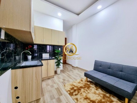 Căn hộ MỚI 100%, ban công, ngay Ba Tháng Hai quận 10