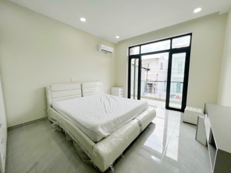 Căn hộ balcony 1 phòng ngủ, gần Đại học Kinh tế Tài chính