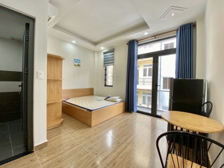 Căn hộ ban công ngay chân cầu Sài Gòn full nội thất giá rẻ view đẹp Landmark81