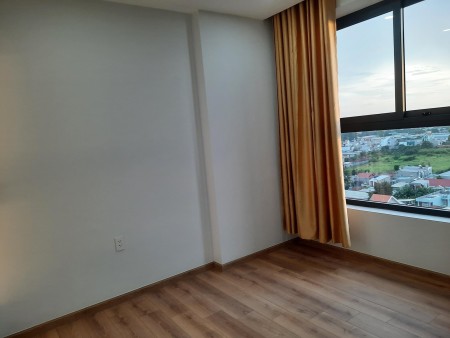Cho thuê căn 2PN/1WC có ban công: 4,5tr/tháng cọc 2 tháng hđ 1 năm bồn, rèm, máy nước nóng,giàn phơi, 43m2, 2 phòng ngủ, 1 toilet