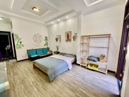 Studio ban công lầu 1 Bến Thành Quận 1 liên hệ 0833677402