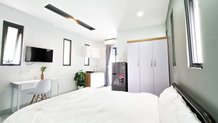 C.hộ dịch vụ Full nội thất có bancony riêng Tại Phú Nhuận
