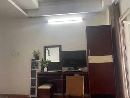 Căn hộ dịch vụ ngay phố đi bộ Bùi Viện có ban công