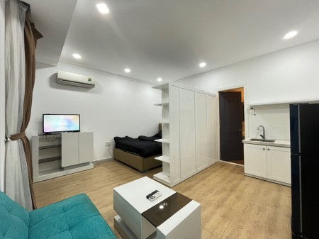 Căn hộ full nội thất vách ngang cửa sổ ban công riêng trống sẵn gần ngã tư Hàng Xanh