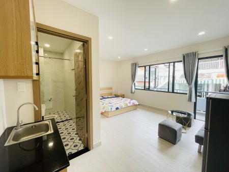 Cho thuê căn hộ dịch vụ Quận 10, DT 40m2, ban công cửa sổ lớn gần trung tâm