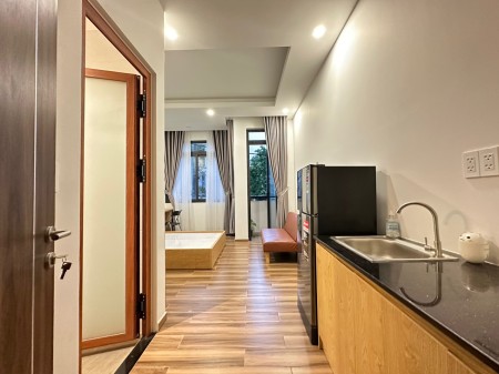 Cho thuê CHDV ngay sân bay, ban công riêng siêu đẹp, 35m2, giá 7tr8