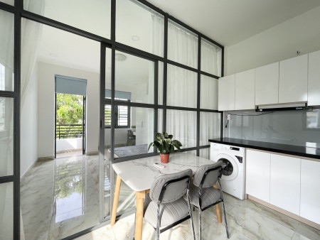 Cho thuê căn hộ 1 phòng ngủ, ban công mặt tiền đường Hoàng Sa - Trần Quang Khải, P. Tân Định, Quận 1