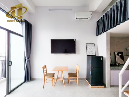 Cho thuê căn hộ dạng gác ban công ngay trung tâm Quận 7 sát Lotte