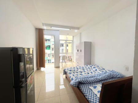 PHÒNG BAN CÔNG LỚN FULL NỘI THẤT MẶT TIỀN ĐƯỜNG HOÀNG HOA THÁM TÂN BÌNH