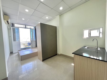 Khai trương căn hộ ban công full nội thất sát sân bay TSN