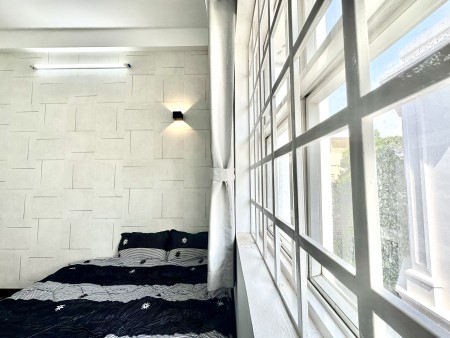 CHDV cửa sổ to view đẹp_sàn gỗ vintage_ngay chợ Tân Định