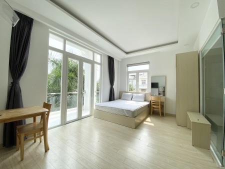 Studio có ban công rộng toạ lạc tại trung tâm Trần Não️