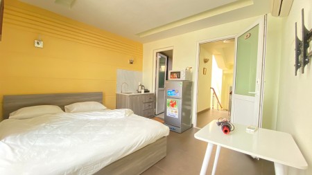 Căn hộ dịch vụ có BAN CÔNG ngay ngã tư HÀNG XANH