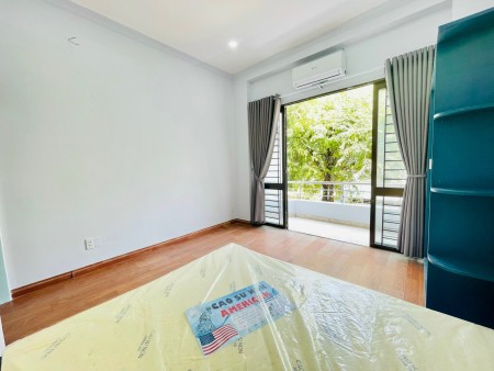 1PHÒNG NGỦ CÓ BANCONG RIÊNG BIỆT ĐƯỢC TRANG BỊ ĐỦ NỘI THẤT MỚI 100% TẠI QUẬN 10